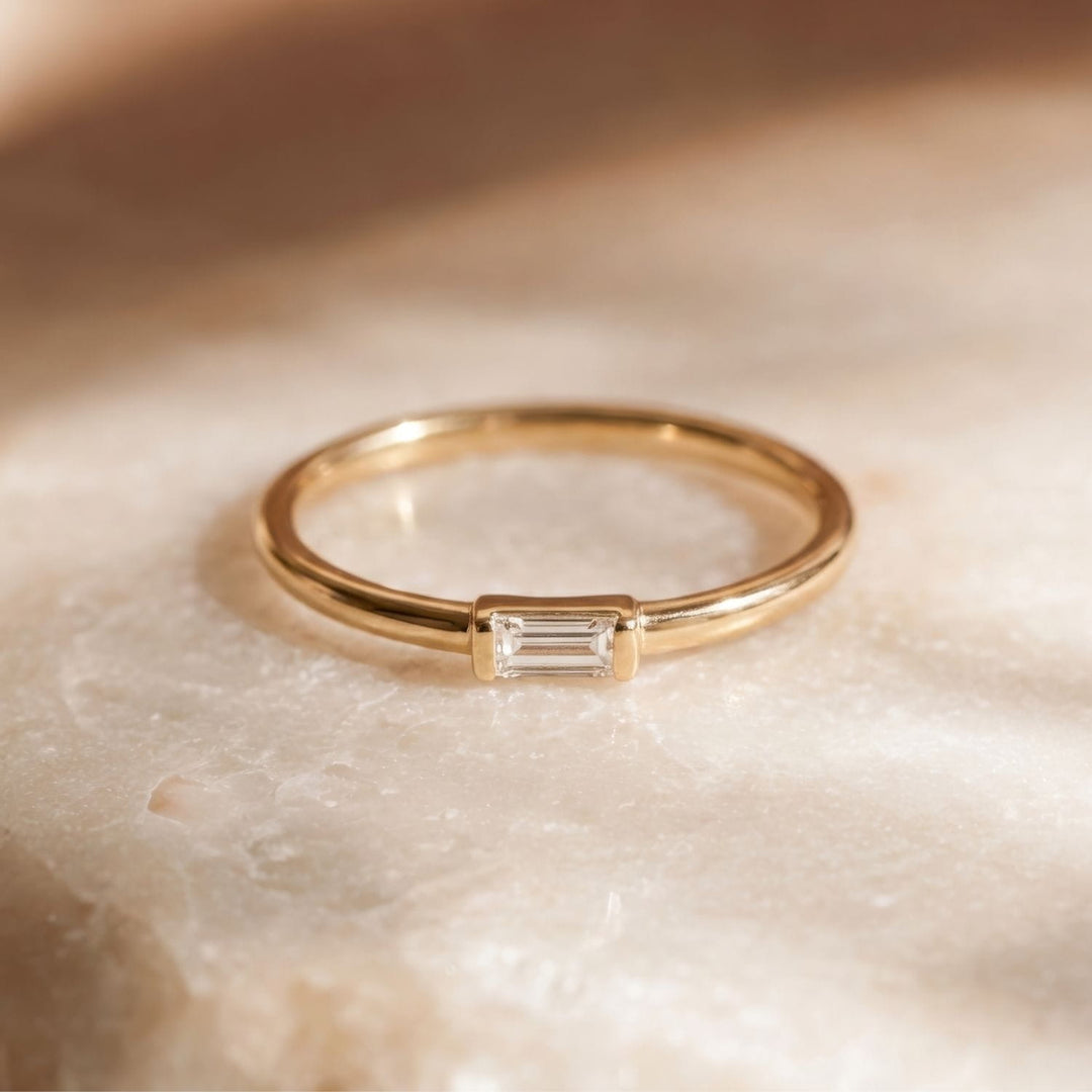 Léa Dainty Baguette Ring