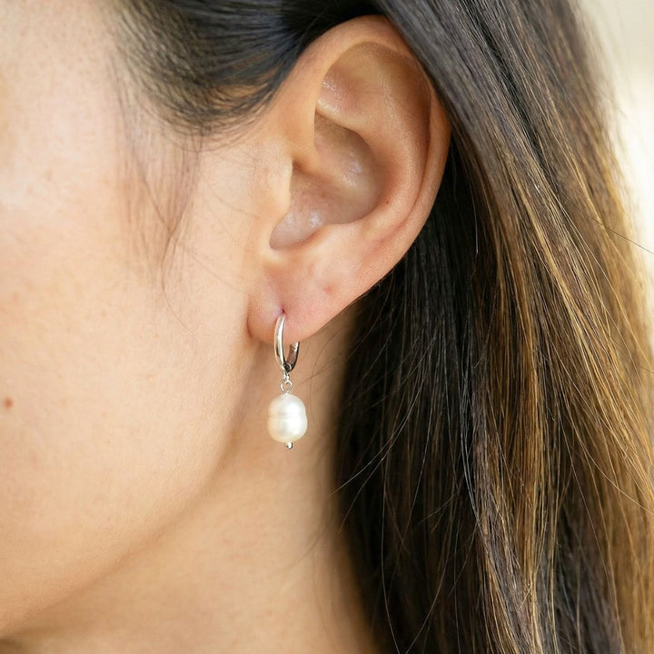 Mia pearl drop earring silver