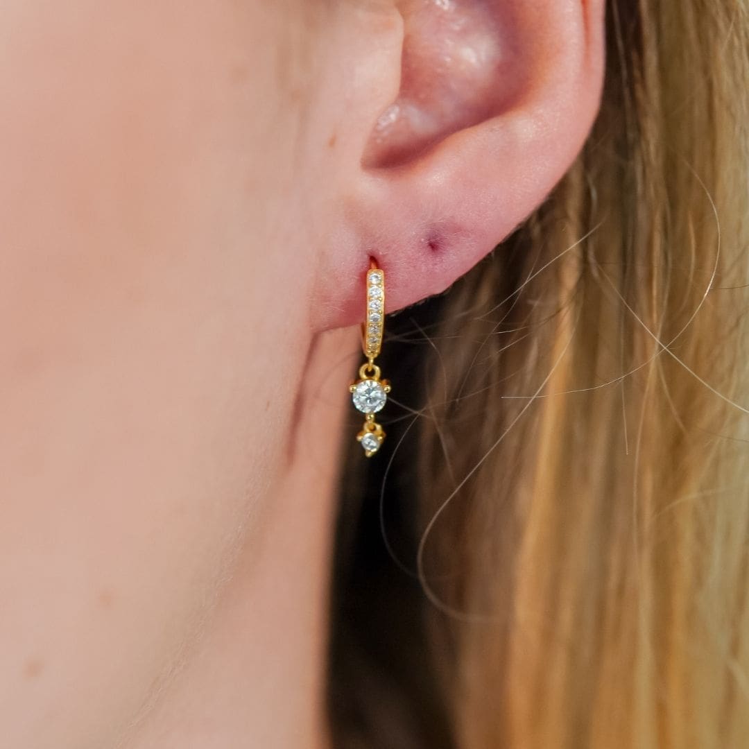 أقراط سيلين هاجي ذات القطرة المزدوجة باللون الذهبي