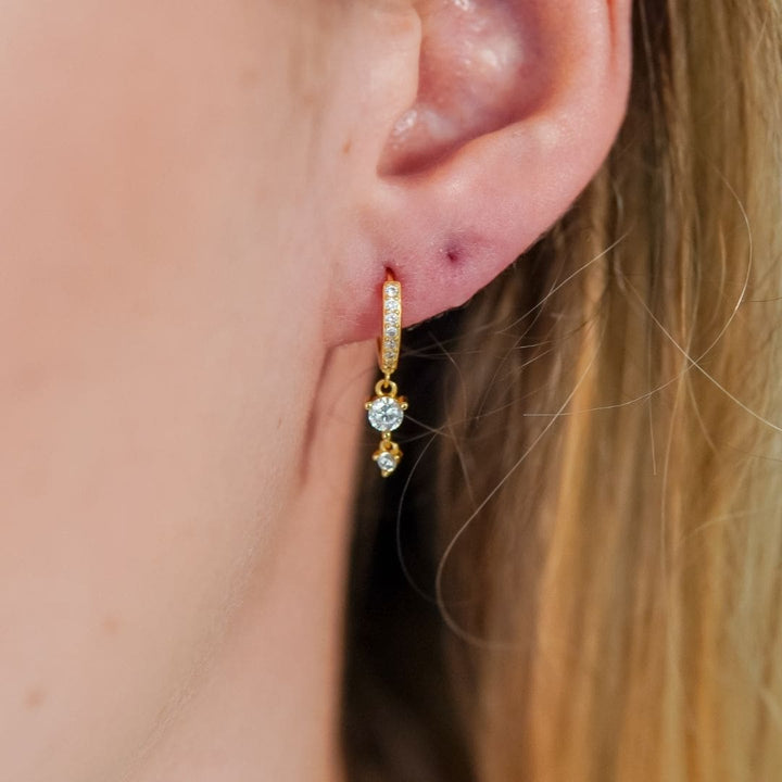 أقراط سيلين هاجي ذات القطرة المزدوجة باللون الذهبي