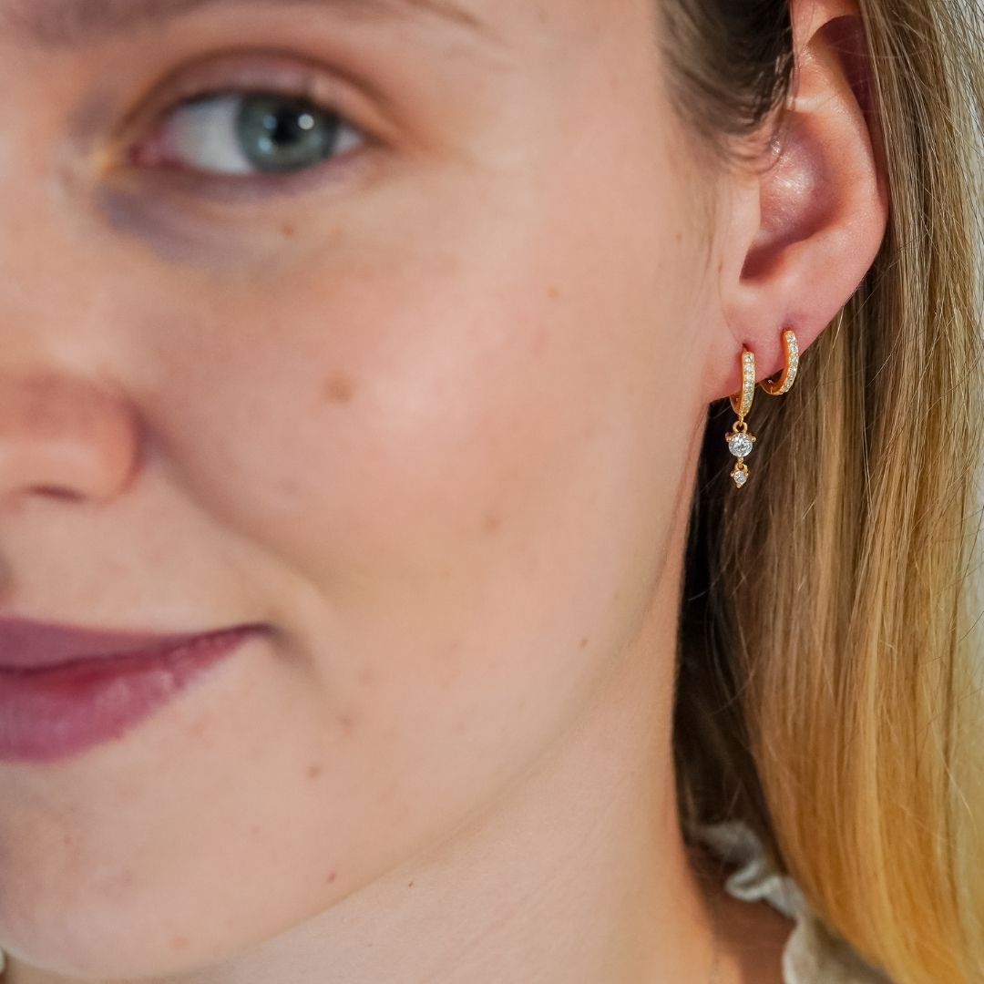 أقراط سيلين هاجي ذات القطرة المزدوجة باللون الذهبي